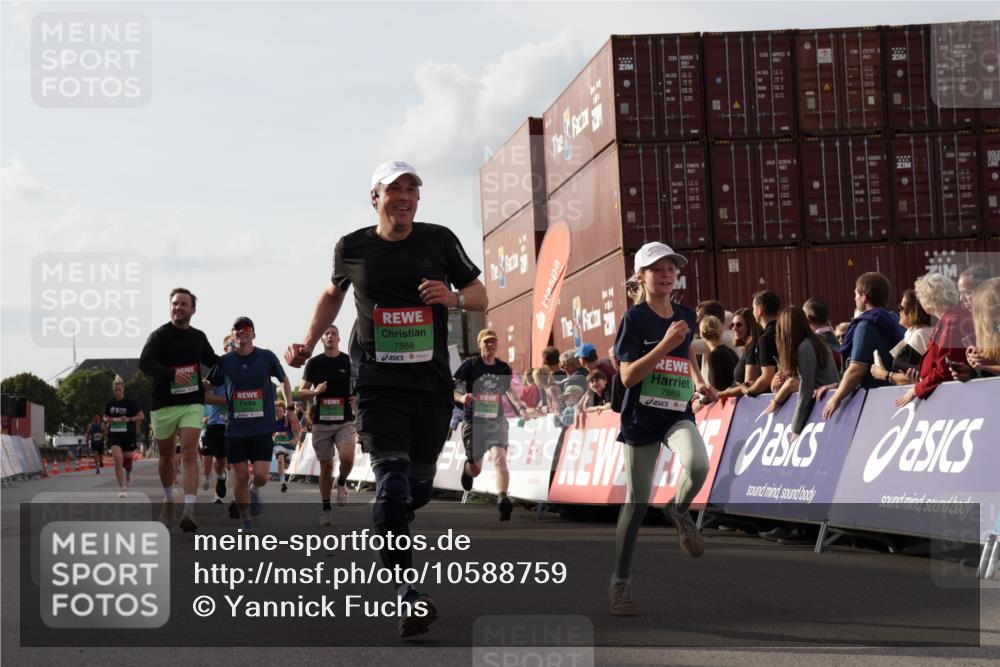 03.10.2026 - Köhlbrandbrückenlauf Yannick Fuchs http://msf.ph/oto/10588759 03.10.2026 16:10:44 Ziel 7376, 7856, 7868, 7869, 7933, 8165, 8178, 8329, 8368, 8416, 8498, 8887, 8939 meine-sportfotos.de