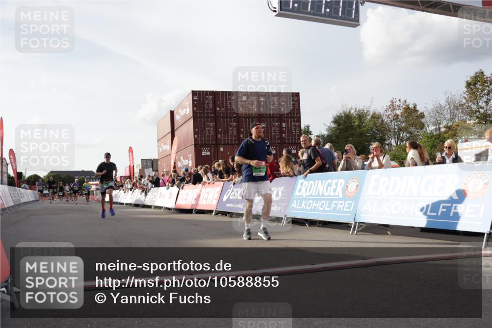 03.10.2026 - Köhlbrandbrückenlauf Yannick Fuchs http://msf.ph/oto/10588855 03.10.2026 16:11:11 Ziel 8298, 8441, 9007, 9047 meine-sportfotos.de