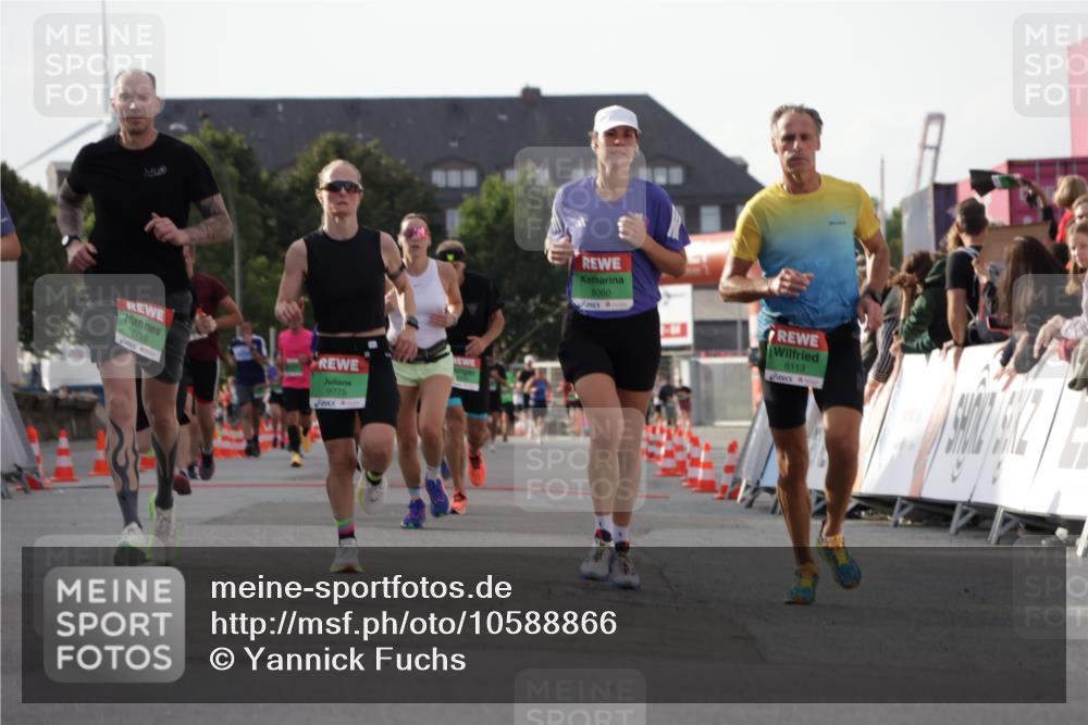 03.10.2026 - Köhlbrandbrückenlauf Yannick Fuchs http://msf.ph/oto/10588866 03.10.2026 16:11:15 Ziel 7281, 7732, 7733, 8060, 8113, 9007, 9047, 9775 meine-sportfotos.de