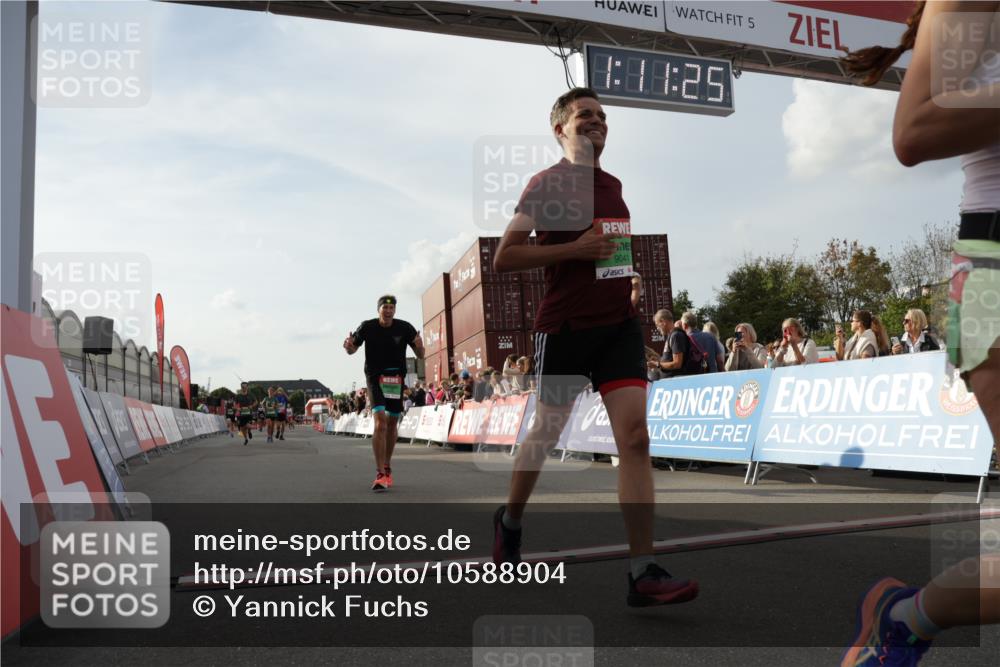 03.10.2026 - Köhlbrandbrückenlauf Yannick Fuchs http://msf.ph/oto/10588904 03.10.2026 16:11:26 Ziel 7070, 7281, 7500, 7732, 7733, 7772, 8060, 8113, 8464, 8548, 8814, 9041, 9756, 9775 meine-sportfotos.de