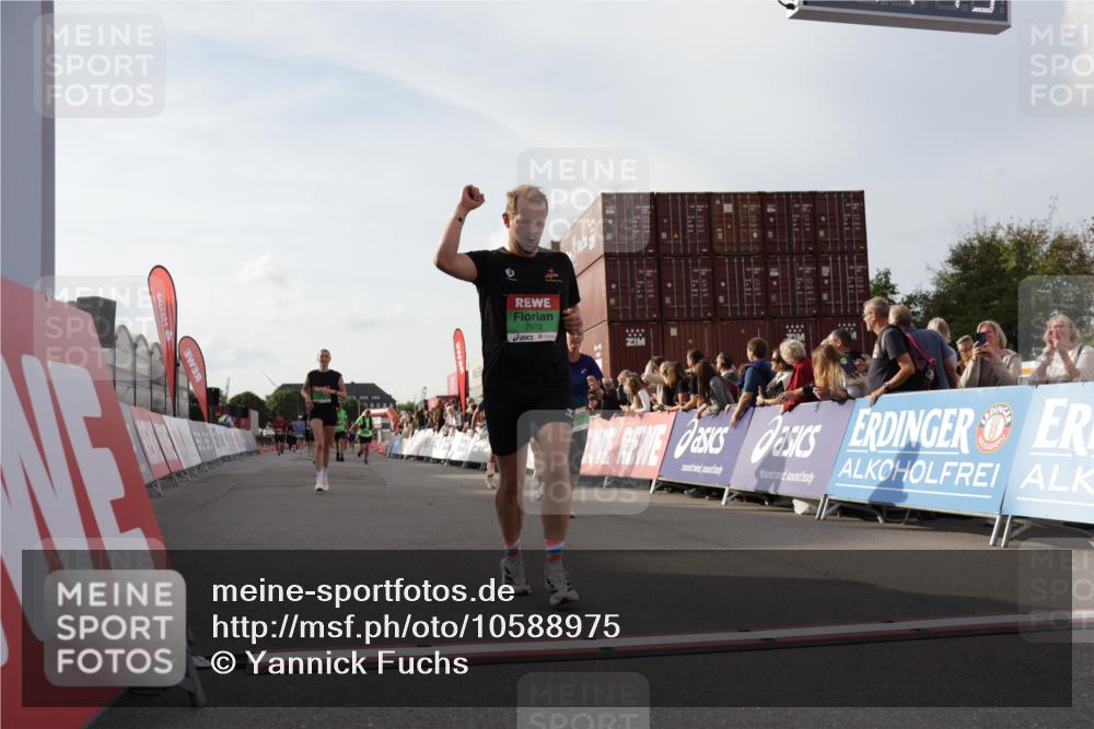 03.10.2026 - Köhlbrandbrückenlauf Yannick Fuchs http://msf.ph/oto/10588975 03.10.2026 16:11:50 Ziel 7303, 7516, 7972, 7975, 8331, 8421, 8422, 8680, 9726, 9755 meine-sportfotos.de