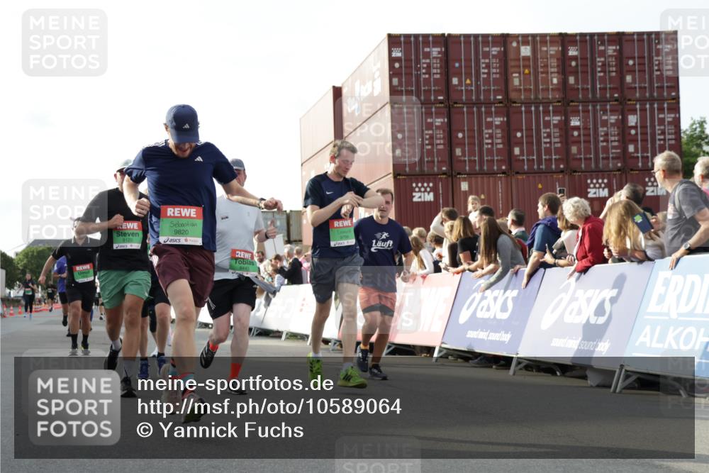 03.10.2026 - Köhlbrandbrückenlauf Yannick Fuchs http://msf.ph/oto/10589064 03.10.2026 16:12:14 Ziel 7267, 7268, 7542, 7594, 7604, 7605, 7876, 8227, 8296, 8394, 8445, 8523, 8576, 8662, 8859, 8864, 9120, 9136, 9281, 9760, 9799, 9820 meine-sportfotos.de