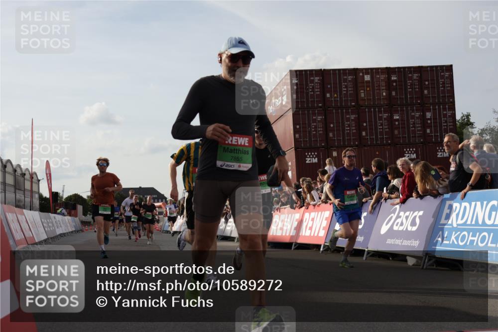 03.10.2026 - Köhlbrandbrückenlauf Yannick Fuchs http://msf.ph/oto/10589272 03.10.2026 16:12:53 Ziel 7666, 7751, 7752, 7855, 8036, 8315, 8514, 8532, 8802, 8963, 8969, 9036, 9692, 9715, 9744, 9767 meine-sportfotos.de