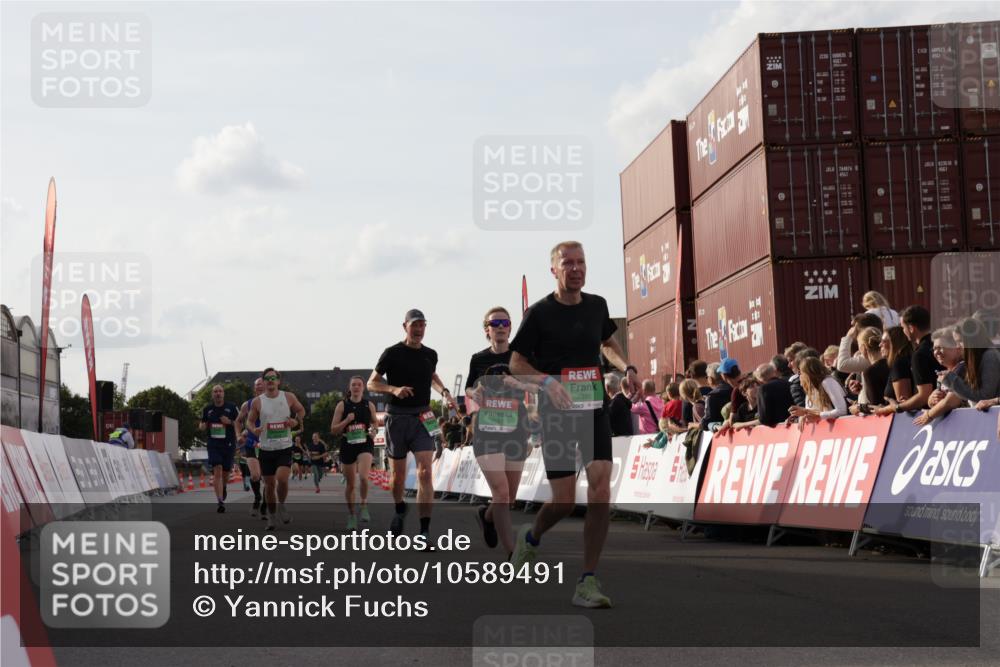 03.10.2026 - Köhlbrandbrückenlauf Yannick Fuchs http://msf.ph/oto/10589491 03.10.2026 16:13:15 Ziel 7032, 7061, 7380, 7548, 7654, 8125, 8169, 8332, 8336, 8427, 8458, 8533, 8604, 9539, 9580, 9688 meine-sportfotos.de