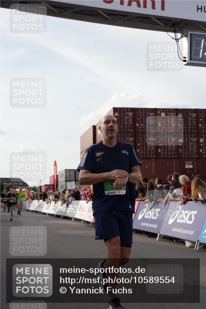 03.10.2026 - Köhlbrandbrückenlauf Yannick Fuchs http://msf.ph/oto/10589554 03.10.2026 16:13:23 Ziel 7045, 7046, 7061, 7223, 7429, 7637, 8125, 8332, 8336, 8427, 8454, 8458 meine-sportfotos.de