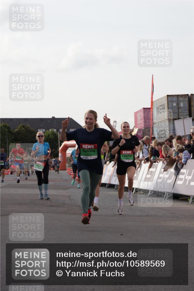 03.10.2026 - Köhlbrandbrückenlauf Yannick Fuchs http://msf.ph/oto/10589569 03.10.2026 16:13:26 Ziel 7045, 7046, 7223, 7429, 7637, 8332, 8454, 8458, 8540 meine-sportfotos.de