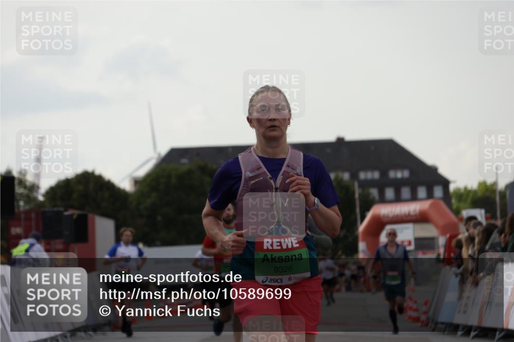 03.10.2026 - Köhlbrandbrückenlauf Yannick Fuchs http://msf.ph/oto/10589699 03.10.2026 16:13:43 Ziel 7096, 7278, 7528, 8500, 8648, 9326, 9779 meine-sportfotos.de