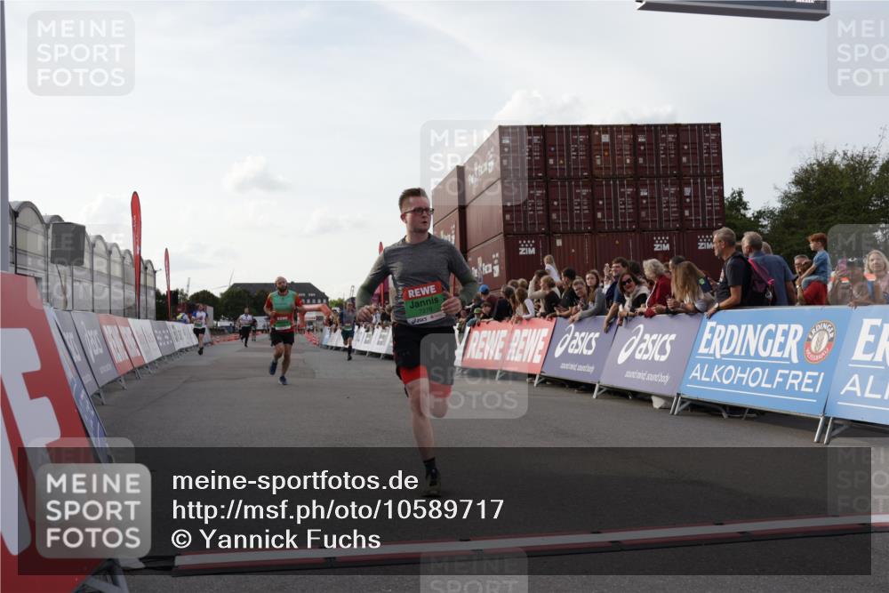 03.10.2026 - Köhlbrandbrückenlauf Yannick Fuchs http://msf.ph/oto/10589717 03.10.2026 16:13:47 Ziel 7096, 7278, 7687, 9326 meine-sportfotos.de
