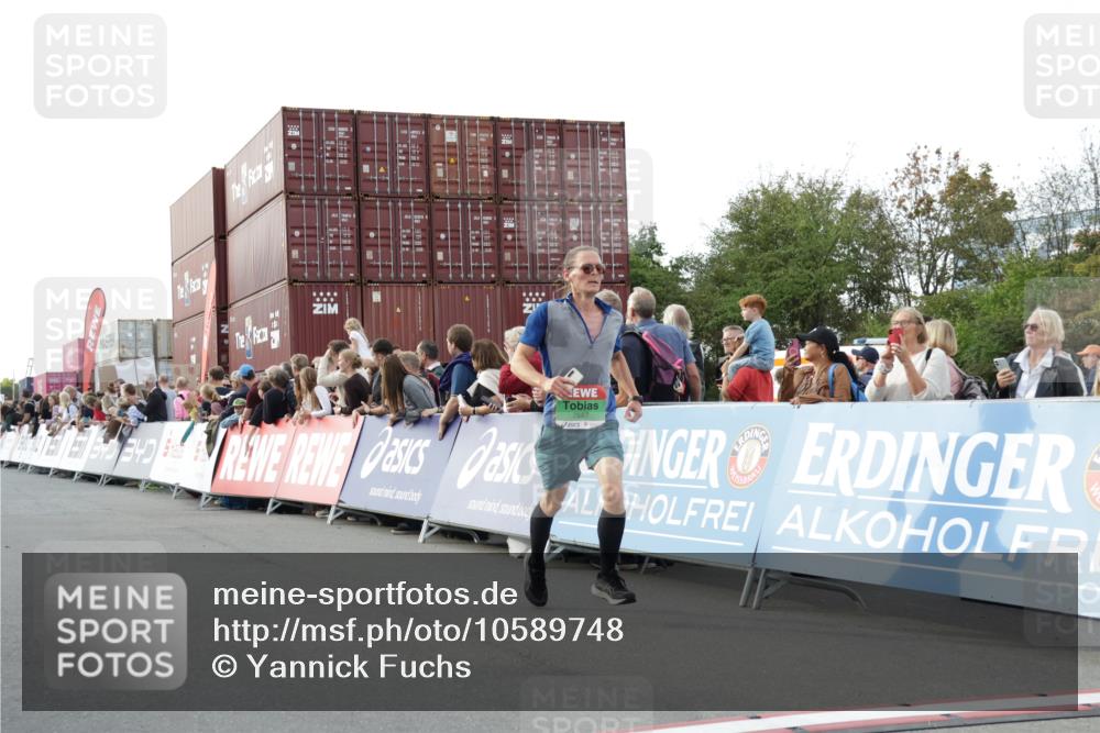 03.10.2026 - Köhlbrandbrückenlauf Yannick Fuchs http://msf.ph/oto/10589748 03.10.2026 16:13:53 Ziel 7096, 7351, 7687, 7709, 7913, 8578, 9746 meine-sportfotos.de