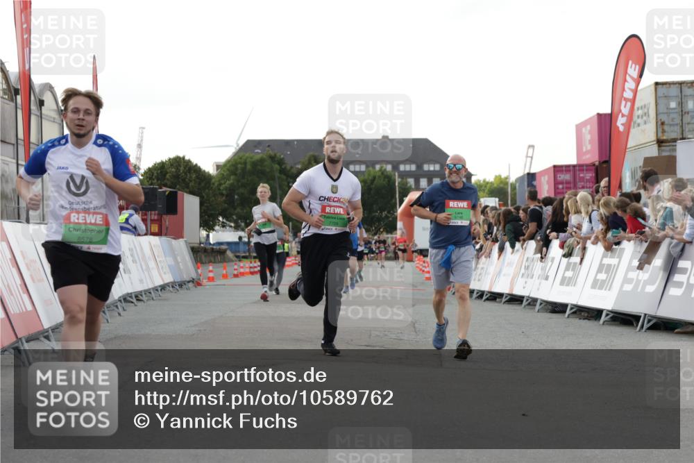 03.10.2026 - Köhlbrandbrückenlauf Yannick Fuchs http://msf.ph/oto/10589762 03.10.2026 16:13:54 Ziel 7096, 7351, 7687, 7709, 7913, 8578, 9746 meine-sportfotos.de