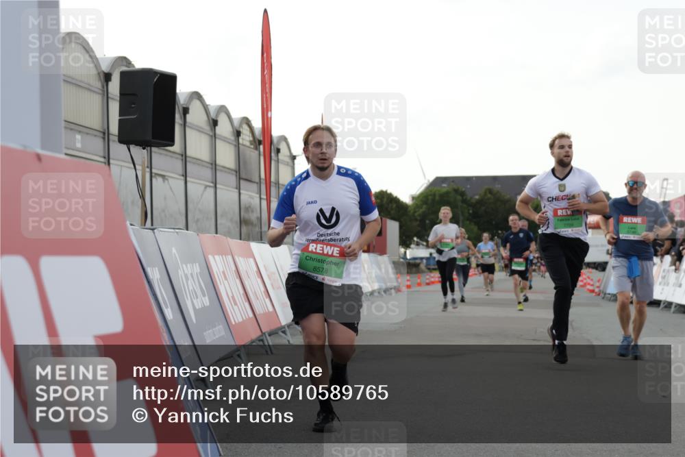 03.10.2026 - Köhlbrandbrückenlauf Yannick Fuchs http://msf.ph/oto/10589765 03.10.2026 16:13:55 Ziel 7096, 7351, 7687, 7709, 7913, 8279, 8578, 9746 meine-sportfotos.de