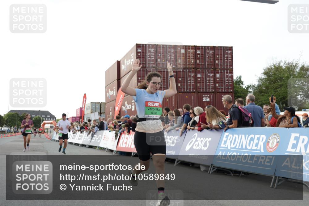03.10.2026 - Köhlbrandbrückenlauf Yannick Fuchs http://msf.ph/oto/10589849 03.10.2026 16:14:07 Ziel 7913, 8279, 8431, 8544, 8545, 8933 meine-sportfotos.de