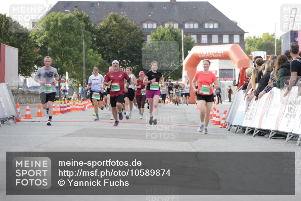 03.10.2026 - Köhlbrandbrückenlauf Yannick Fuchs http://msf.ph/oto/10589874 03.10.2026 16:14:15 Ziel 8544, 8545, 8664 meine-sportfotos.de