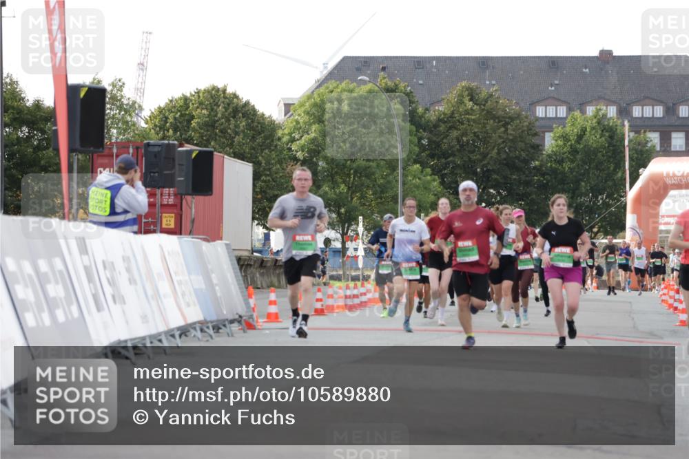 03.10.2026 - Köhlbrandbrückenlauf Yannick Fuchs http://msf.ph/oto/10589880 03.10.2026 16:14:16 Ziel 8664 meine-sportfotos.de