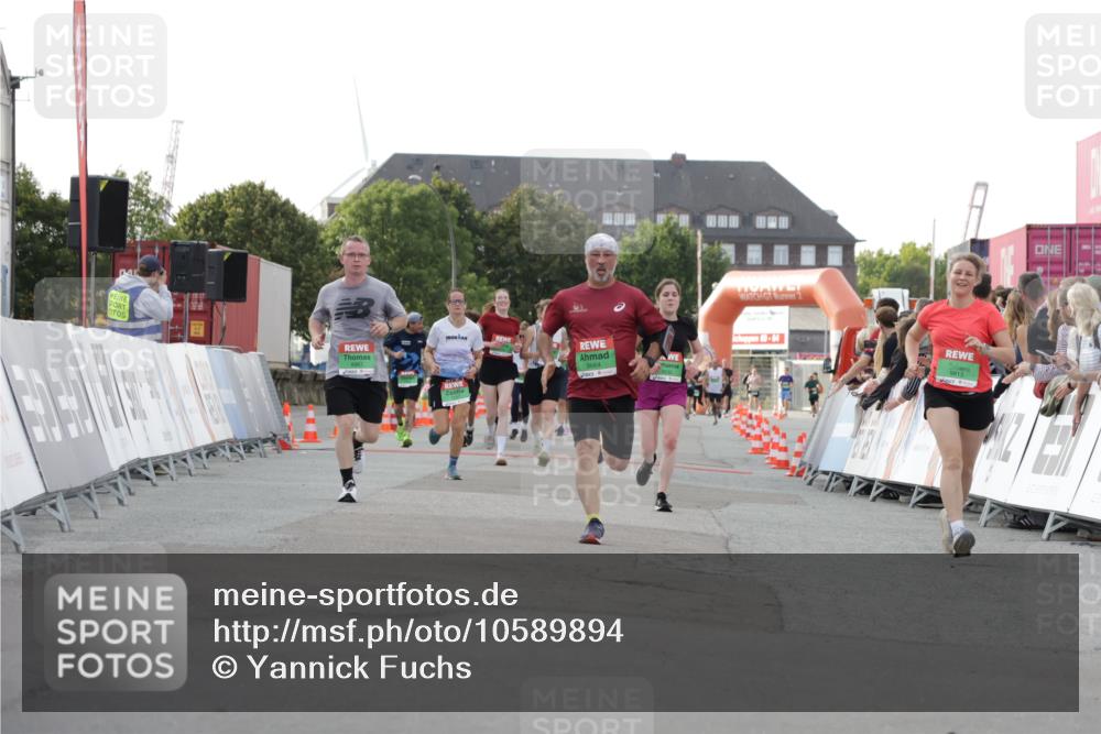 03.10.2026 - Köhlbrandbrückenlauf Yannick Fuchs http://msf.ph/oto/10589894 03.10.2026 16:14:19 Ziel 8664, 8967, 9030, 9813 meine-sportfotos.de