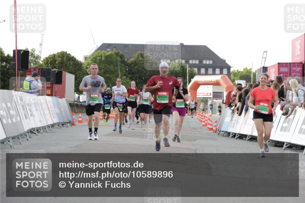 03.10.2026 - Köhlbrandbrückenlauf Yannick Fuchs http://msf.ph/oto/10589896 03.10.2026 16:14:20 Ziel 8664, 8967, 9030, 9813 meine-sportfotos.de