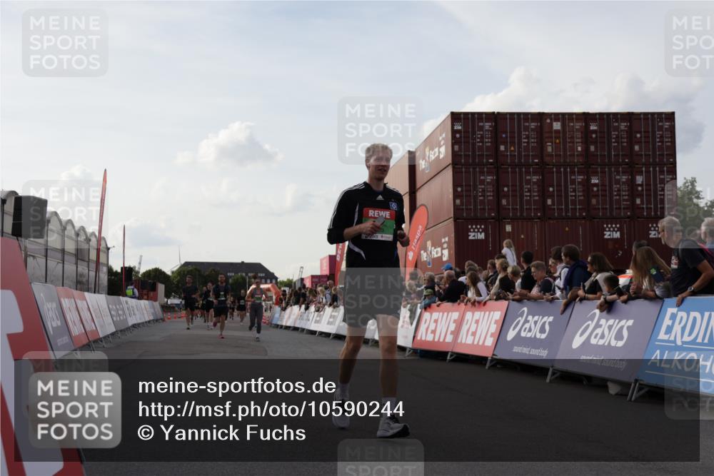 03.10.2026 - Köhlbrandbrückenlauf Yannick Fuchs http://msf.ph/oto/10590244 03.10.2026 16:15:15 Ziel 8577, 8608, 8615, 8619, 9023, 9123, 9818, 9823 meine-sportfotos.de