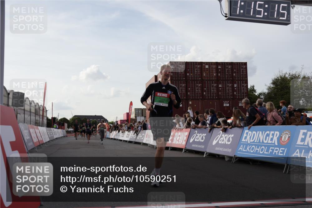 03.10.2026 - Köhlbrandbrückenlauf Yannick Fuchs http://msf.ph/oto/10590251 03.10.2026 16:15:16 Ziel 8577, 9123, 9130, 9792, 9818, 9823 meine-sportfotos.de
