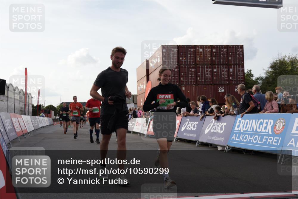 03.10.2026 - Köhlbrandbrückenlauf Yannick Fuchs http://msf.ph/oto/10590299 03.10.2026 16:15:25 Ziel 7071, 7349, 7512, 7513, 7600, 8577, 8598, 8637, 8642, 8679, 9115, 9130, 9792, 9818 meine-sportfotos.de