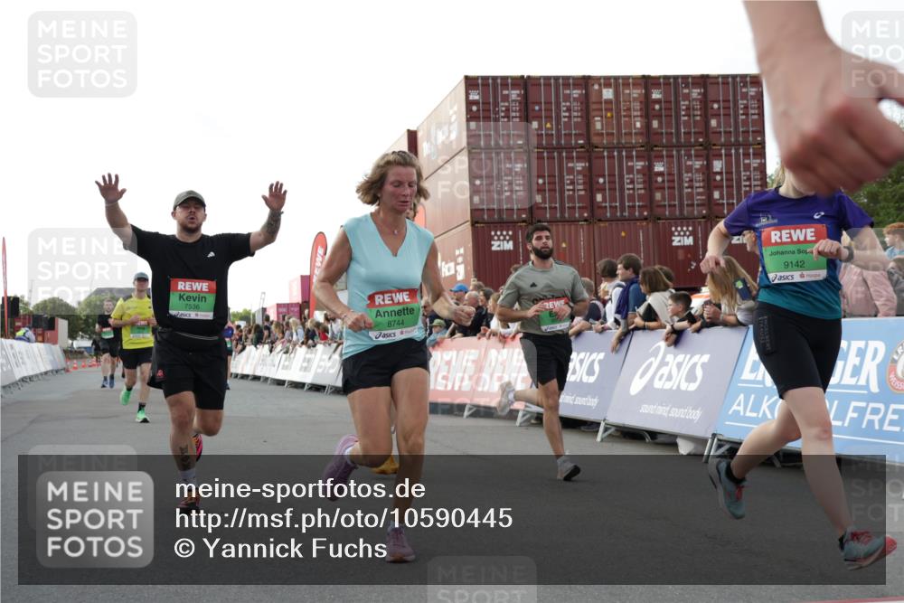03.10.2026 - Köhlbrandbrückenlauf Yannick Fuchs http://msf.ph/oto/10590445 03.10.2026 16:15:40 Ziel 7318, 7440, 7536, 7616, 7708, 7710, 8167, 8294, 8605, 8626, 8627, 8707, 8744, 8830, 8883, 9010, 9142, 9642 meine-sportfotos.de