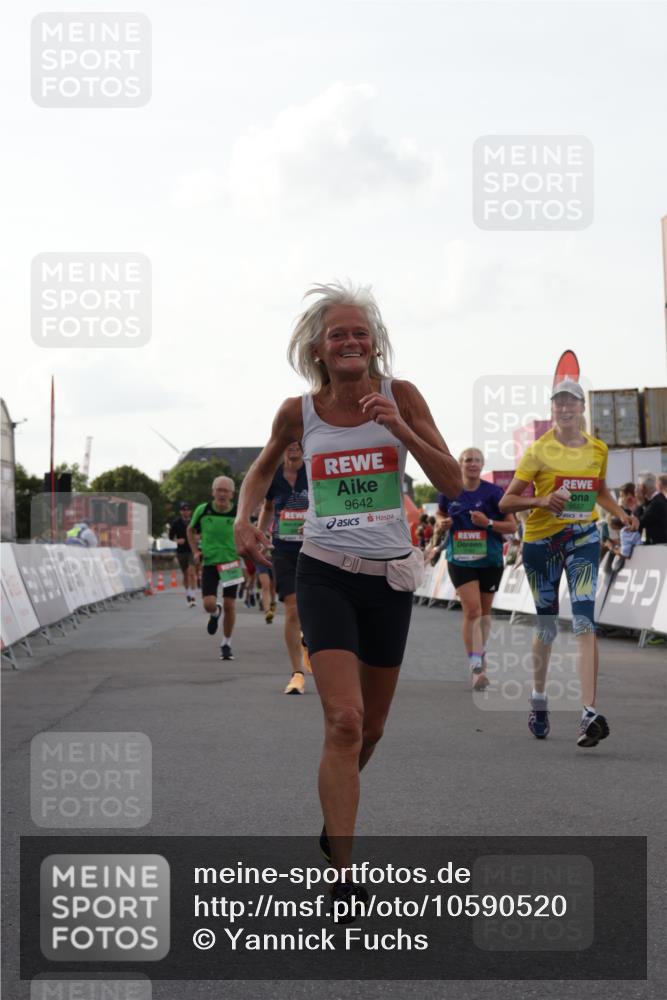 03.10.2026 - Köhlbrandbrückenlauf Yannick Fuchs http://msf.ph/oto/10590520 03.10.2026 16:15:48 Ziel 7286, 7683, 7708, 7710, 7781, 7989, 8116, 8307, 8707, 8830, 8908, 8951, 9010, 9194, 9557, 9642, 9728 meine-sportfotos.de