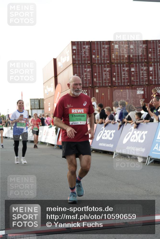 03.10.2026 - Köhlbrandbrückenlauf Yannick Fuchs http://msf.ph/oto/10590659 03.10.2026 16:16:03 Ziel 7003, 7023, 7076, 7239, 7335, 7678, 7792, 7904, 7919, 8009, 8555, 8606, 8693, 8929, 8988, 9081, 9117, 9819 meine-sportfotos.de