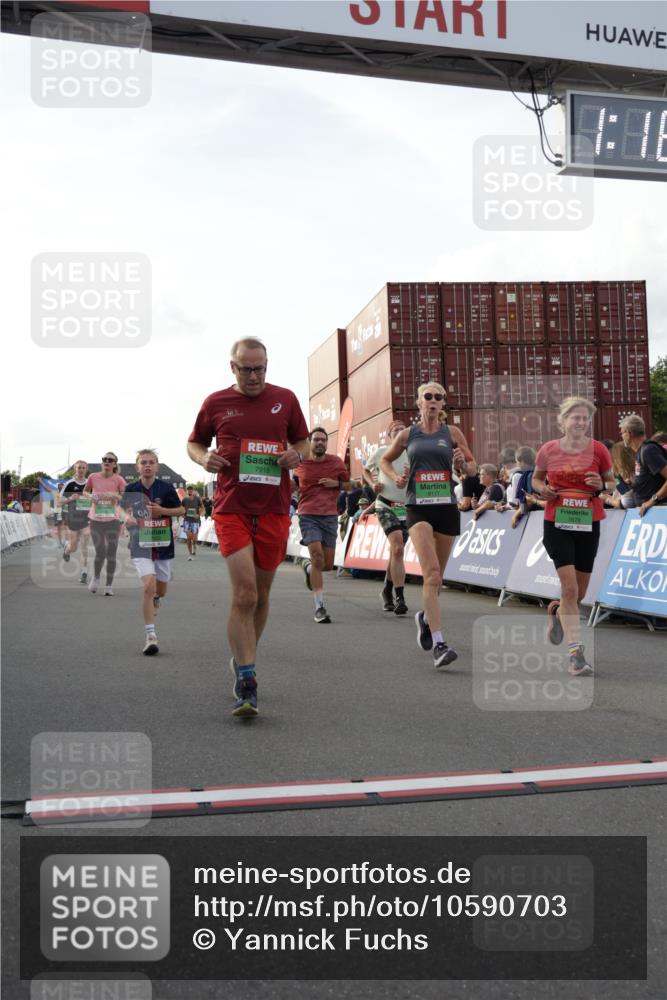 03.10.2026 - Köhlbrandbrückenlauf Yannick Fuchs http://msf.ph/oto/10590703 03.10.2026 16:16:07 Ziel 7023, 7076, 7239, 7335, 7678, 7904, 7919, 7924, 8009, 8599, 8693, 8696, 8763, 8791, 8886, 8929, 9081, 9117 meine-sportfotos.de