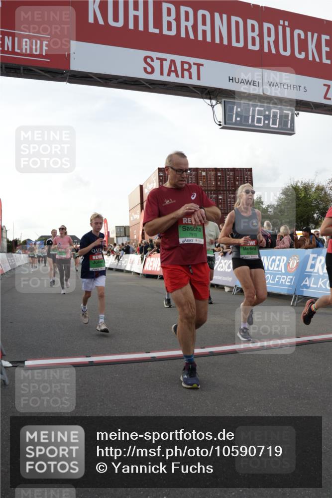 03.10.2026 - Köhlbrandbrückenlauf Yannick Fuchs http://msf.ph/oto/10590719 03.10.2026 16:16:08 Ziel 7023, 7076, 7239, 7264, 7335, 7678, 7904, 7919, 7924, 8009, 8599, 8696, 8763, 8791, 8886, 8929, 9081, 9117 meine-sportfotos.de