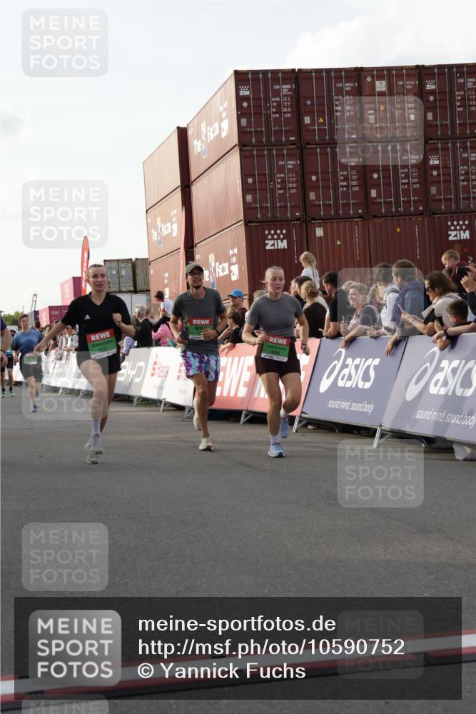 03.10.2026 - Köhlbrandbrückenlauf Yannick Fuchs http://msf.ph/oto/10590752 03.10.2026 16:16:11 Ziel 7023, 7264, 7335, 7678, 7725, 7919, 7924, 7971, 8009, 8401, 8472, 8599, 8696, 8763, 8791, 8886, 8929, 9081, 9117 meine-sportfotos.de