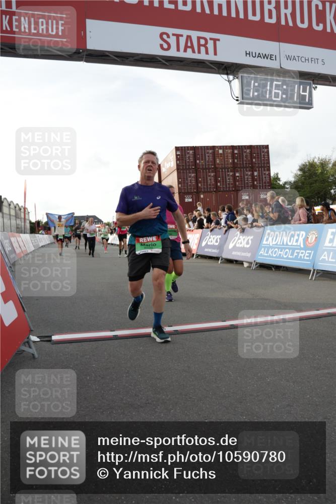 03.10.2026 - Köhlbrandbrückenlauf Yannick Fuchs http://msf.ph/oto/10590780 03.10.2026 16:16:15 Ziel 7264, 7430, 7725, 7924, 7971, 8009, 8086, 8401, 8472, 8575, 8599, 8696, 8763, 8785, 8791, 8886, 9280 meine-sportfotos.de