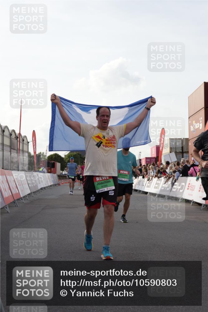 03.10.2026 - Köhlbrandbrückenlauf Yannick Fuchs http://msf.ph/oto/10590803 03.10.2026 16:16:21 Ziel 7215, 7216, 7264, 7430, 7725, 7971, 8086, 8401, 8472, 8575, 8785, 9280 meine-sportfotos.de