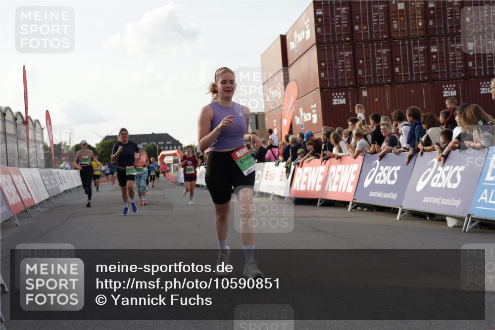 03.10.2026 - Köhlbrandbrückenlauf Yannick Fuchs http://msf.ph/oto/10590851 03.10.2026 16:16:32 Ziel 7006, 7007, 7215, 7216, 7691, 8006, 8285, 8539, 8733, 8787, 9167 meine-sportfotos.de
