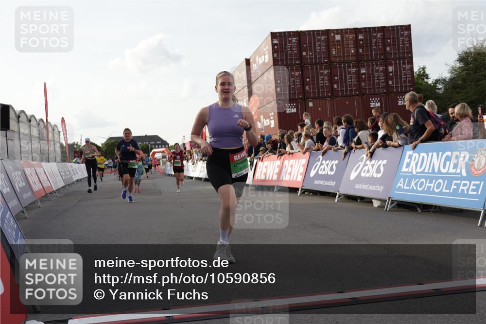 03.10.2026 - Köhlbrandbrückenlauf Yannick Fuchs http://msf.ph/oto/10590856 03.10.2026 16:16:33 Ziel 7006, 7007, 7215, 7216, 7691, 8006, 8285, 8539, 8733, 8787, 8936, 9167, 9400, 9707 meine-sportfotos.de