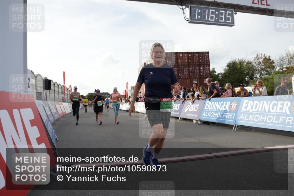 03.10.2026 - Köhlbrandbrückenlauf Yannick Fuchs http://msf.ph/oto/10590873 03.10.2026 16:16:36 Ziel 7006, 7007, 7691, 8006, 8285, 8457, 8492, 8539, 8733, 8787, 8936, 9098, 9167, 9400, 9707 meine-sportfotos.de