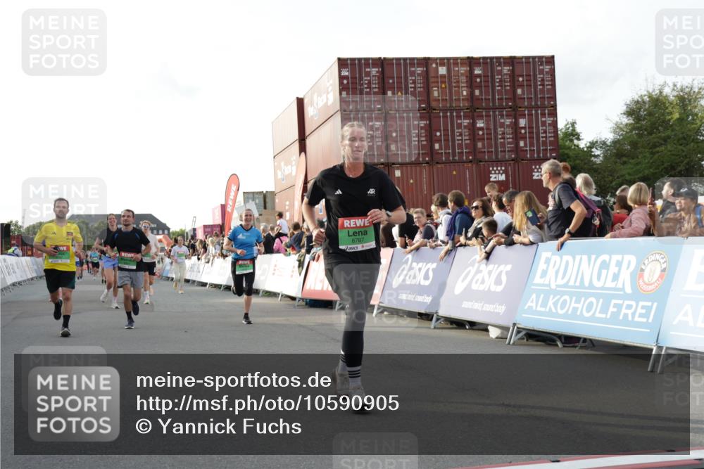 03.10.2026 - Köhlbrandbrückenlauf Yannick Fuchs http://msf.ph/oto/10590905 03.10.2026 16:16:40 Ziel 7691, 8006, 8150, 8285, 8352, 8457, 8492, 8733, 8787, 8936, 9098, 9167, 9400, 9707 meine-sportfotos.de