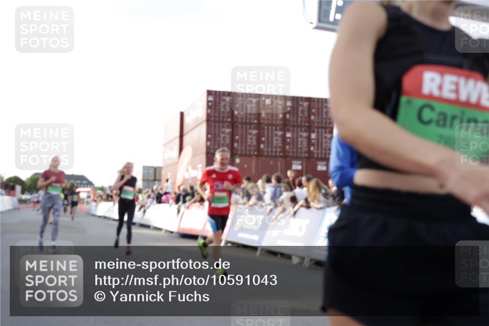 03.10.2026 - Köhlbrandbrückenlauf Yannick Fuchs http://msf.ph/oto/10591043 03.10.2026 16:16:59 Ziel 7056, 7570, 7658, 7659, 7776, 7932, 8442, 8467, 8675, 8706, 8734, 8775, 9039, 9055, 9128, 9164, 9165, 9321 meine-sportfotos.de