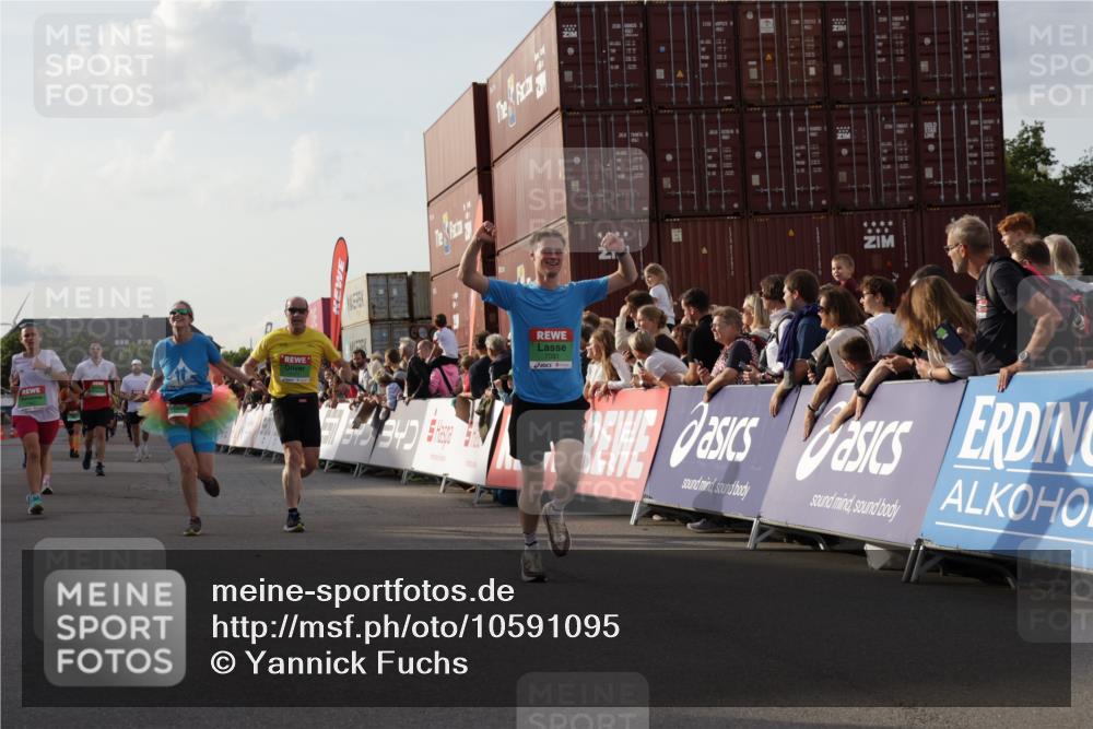 03.10.2026 - Köhlbrandbrückenlauf Yannick Fuchs http://msf.ph/oto/10591095 03.10.2026 16:17:11 Ziel 7031, 7291, 7467, 7471, 7472, 7776, 7908, 7909, 7932, 8386, 8574, 8702, 8940 meine-sportfotos.de