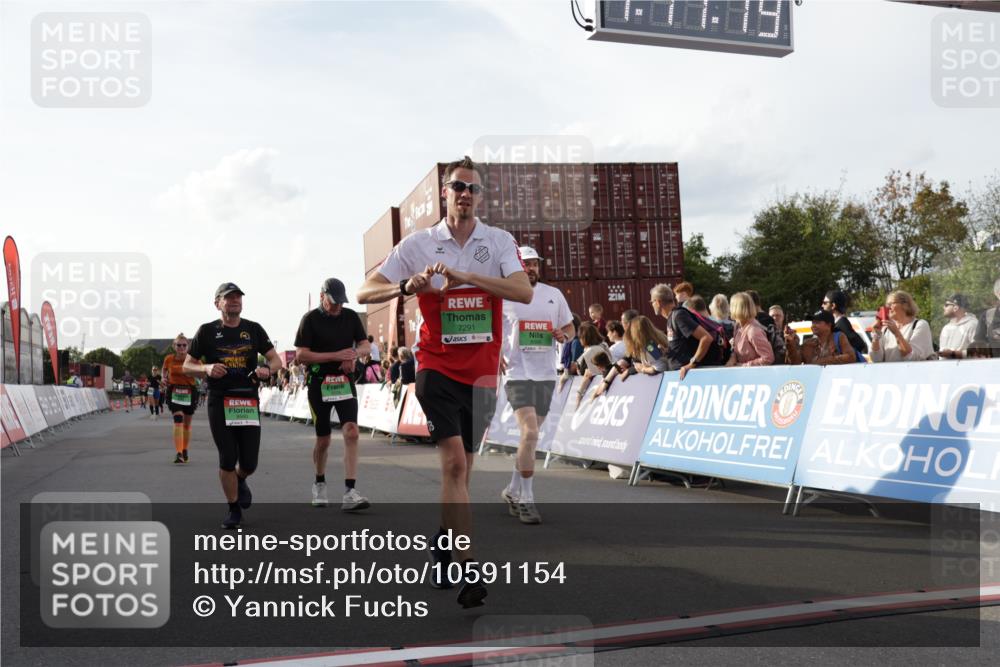 03.10.2026 - Köhlbrandbrückenlauf Yannick Fuchs http://msf.ph/oto/10591154 03.10.2026 16:17:19 Ziel 7291, 7467, 7471, 7472, 7957, 7958, 8034, 8386, 8508, 8574, 8702, 8798, 8940 meine-sportfotos.de