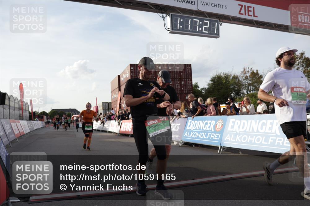 03.10.2026 - Köhlbrandbrückenlauf Yannick Fuchs http://msf.ph/oto/10591165 03.10.2026 16:17:21 Ziel 7291, 7467, 7957, 7958, 8034, 8349, 8386, 8508, 8574, 8702, 8798, 8940 meine-sportfotos.de
