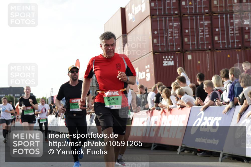 03.10.2026 - Köhlbrandbrückenlauf Yannick Fuchs http://msf.ph/oto/10591265 03.10.2026 16:17:35 Ziel 7008, 7078, 7214, 7424, 7425, 7707, 7721, 7802, 7803, 7804, 8370, 8476, 8499, 8650, 8692, 8810, 8856, 9073, 9077, 9132, 9784 meine-sportfotos.de