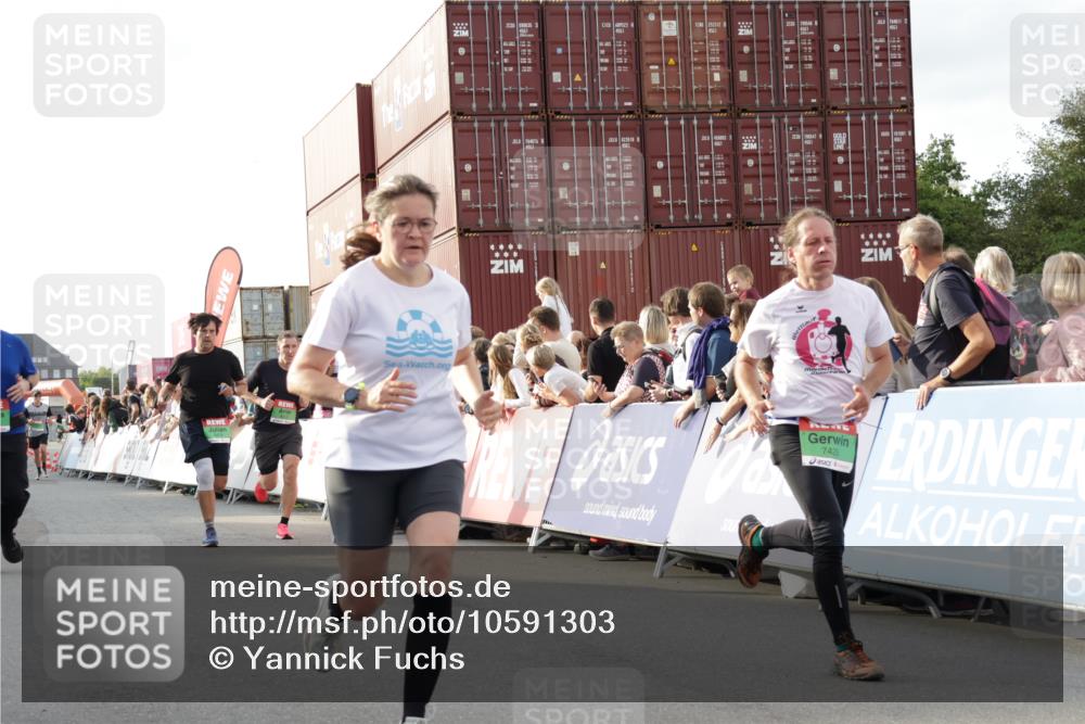 03.10.2026 - Köhlbrandbrückenlauf Yannick Fuchs http://msf.ph/oto/10591303 03.10.2026 16:17:41 Ziel 7008, 7078, 7214, 7424, 7425, 7721, 8367, 8476, 8499, 8636, 8650, 8810, 8856, 9132, 9312 meine-sportfotos.de