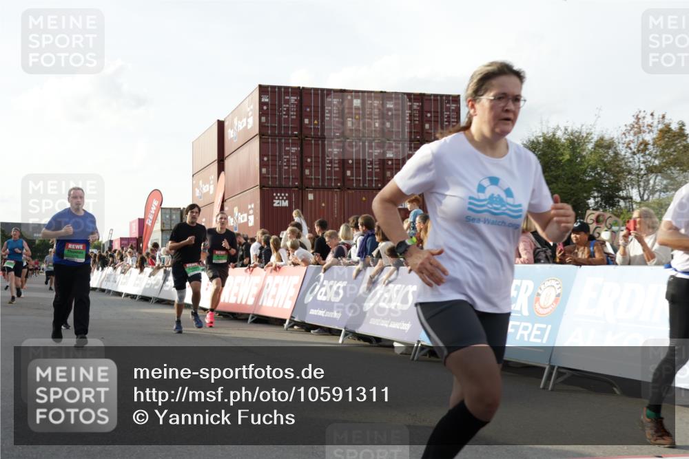 03.10.2026 - Köhlbrandbrückenlauf Yannick Fuchs http://msf.ph/oto/10591311 03.10.2026 16:17:42 Ziel 7008, 7078, 7170, 7214, 7424, 7425, 7721, 8367, 8476, 8499, 8636, 8650, 8810, 8856, 9132, 9312 meine-sportfotos.de
