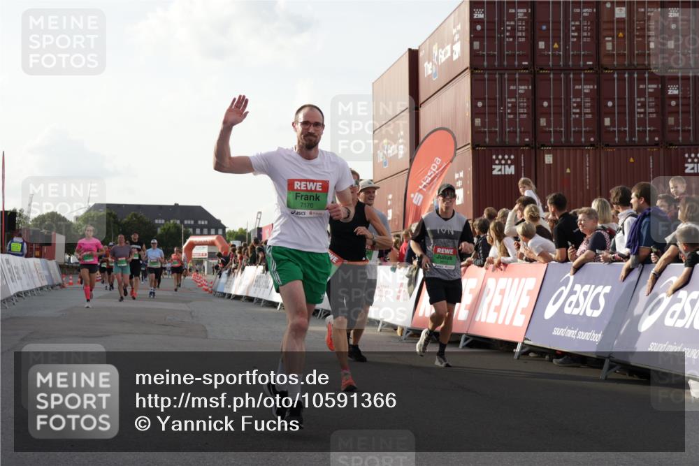 03.10.2026 - Köhlbrandbrückenlauf Yannick Fuchs http://msf.ph/oto/10591366 03.10.2026 16:17:50 Ziel 7170, 7775, 7785, 7946, 8367, 8521, 8612, 8636, 8776, 8985, 9312 meine-sportfotos.de