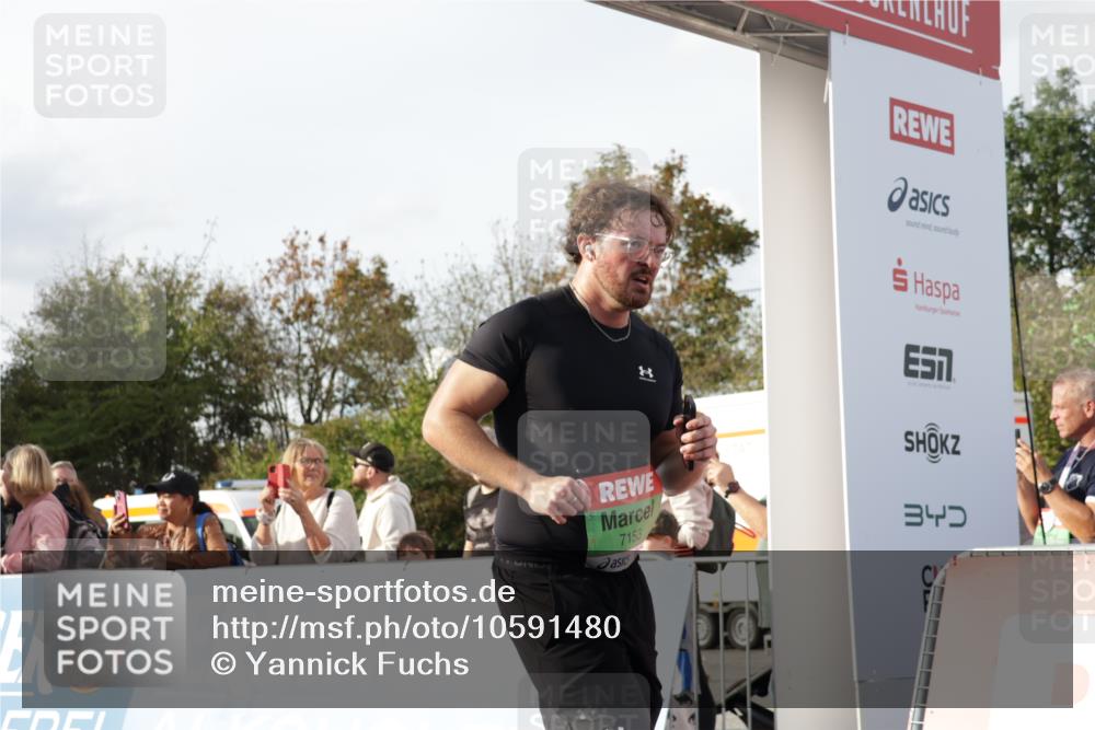 03.10.2026 - Köhlbrandbrückenlauf Yannick Fuchs http://msf.ph/oto/10591480 03.10.2026 16:18:07 Ziel 7153, 7265, 7578, 7991, 8355, 8586, 8587, 8588, 8722, 8738, 8770, 8844, 8884, 8893, 9244, 9470, 9802 meine-sportfotos.de