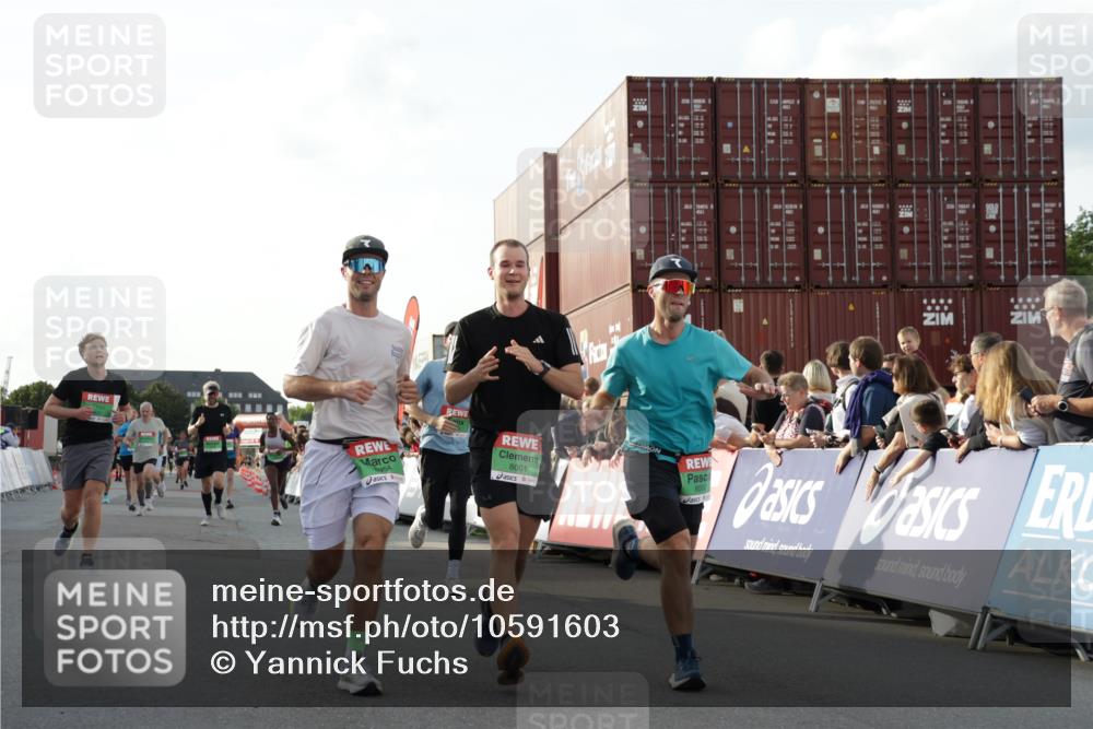 03.10.2026 - Köhlbrandbrückenlauf Yannick Fuchs http://msf.ph/oto/10591603 03.10.2026 16:18:32 Ziel 7498, 7514, 7763, 8000, 8001, 8547, 8572, 8874, 8954, 9275, 9700, 9831 meine-sportfotos.de