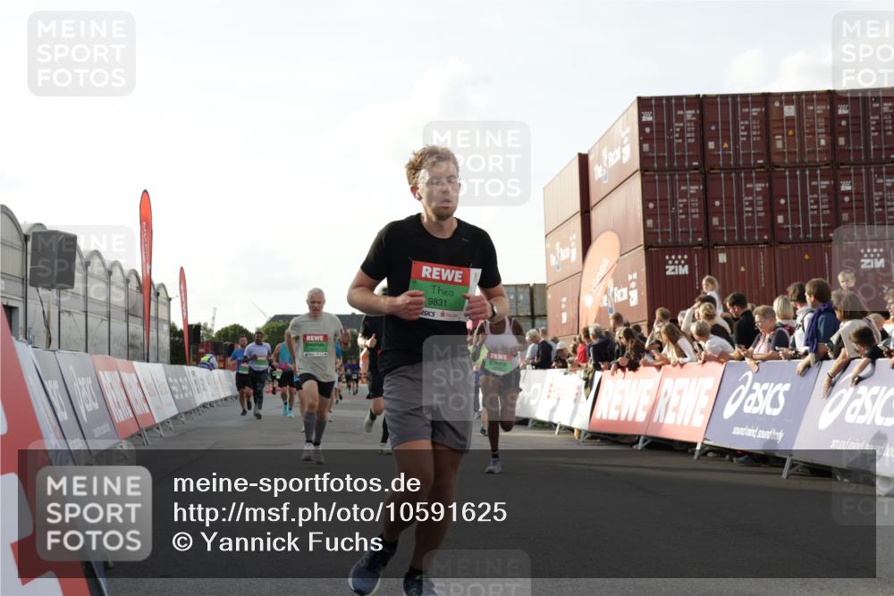 03.10.2026 - Köhlbrandbrückenlauf Yannick Fuchs http://msf.ph/oto/10591625 03.10.2026 16:18:36 Ziel 7230, 7763, 8000, 8001, 8435, 8488, 8547, 8572, 8607, 8862, 8874, 8954, 9275, 9358, 9700, 9831 meine-sportfotos.de
