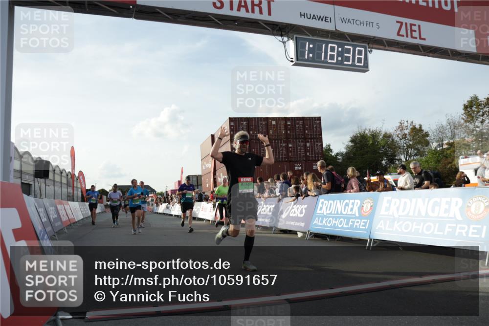03.10.2026 - Köhlbrandbrückenlauf Yannick Fuchs http://msf.ph/oto/10591657 03.10.2026 16:18:39 Ziel 7230, 7246, 7247, 7763, 8435, 8488, 8547, 8572, 8607, 8862, 8874, 9275, 9358, 9700, 9831 meine-sportfotos.de