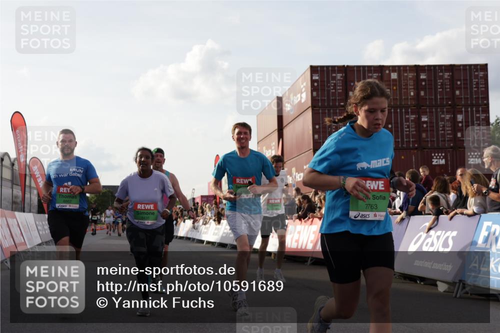 03.10.2026 - Köhlbrandbrückenlauf Yannick Fuchs http://msf.ph/oto/10591689 03.10.2026 16:18:42 Ziel 7230, 7246, 7247, 7763, 8435, 8488, 8547, 8572, 8607, 8862, 9275, 9358, 9700 meine-sportfotos.de