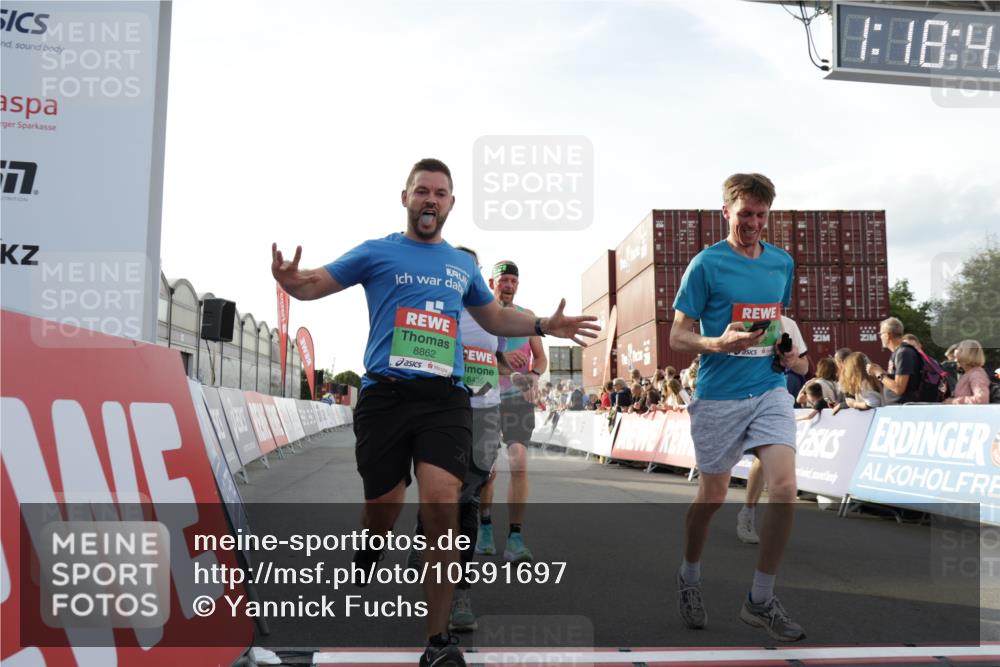 03.10.2026 - Köhlbrandbrückenlauf Yannick Fuchs http://msf.ph/oto/10591697 03.10.2026 16:18:43 Ziel 7230, 7246, 7247, 7763, 8435, 8488, 8607, 8862, 9275, 9358, 9700 meine-sportfotos.de