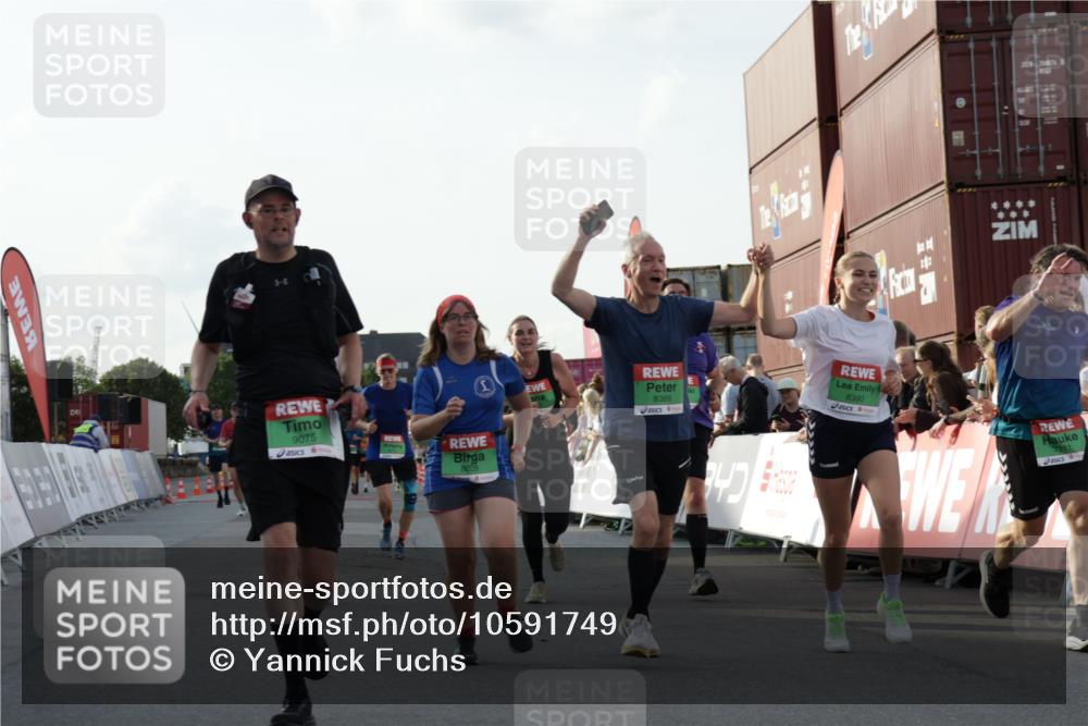 03.10.2026 - Köhlbrandbrückenlauf Yannick Fuchs http://msf.ph/oto/10591749 03.10.2026 16:18:53 Ziel 7211, 8028, 8389, 8390, 8715, 8925, 9075, 9103, 9105 meine-sportfotos.de